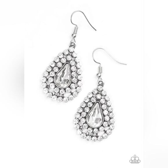 NWT Paparazzi Diamond Dazzle Silver Rhinestone Teardrop Earrings - Picture 1 of 4